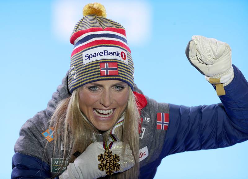 Winner Norway's Therese Johaug celebrates during the medal ceremony after the Women's 15km cross-country skiathlon event at the FIS Nordic Combined World ski Championships on February 23, 2019 in Seefeld, Austria. (Photo by GEORG HOCHMUTH / APA / AFP) / Austria OUT