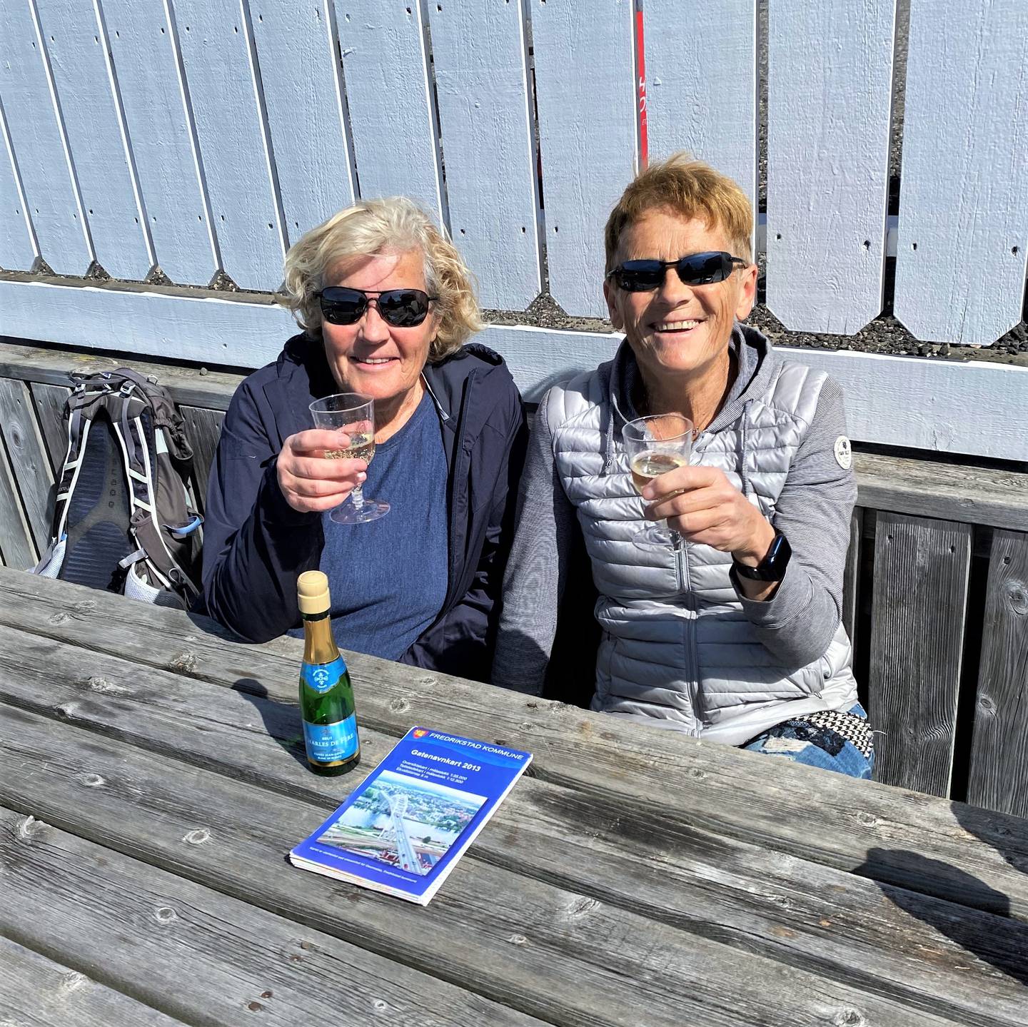 Inger Frisenfeldt (t.v.) og Grete Ryholt feirer målgangen med hvert sitt glass med bobler.