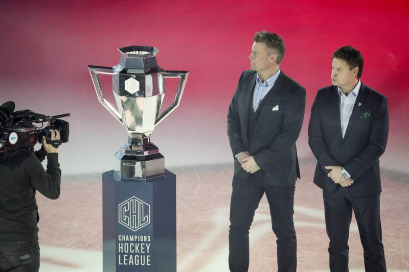 Champions Hockey League-pokalen blir vist frem før kveldens finale i Frölundaborg, hjemmebanen til Frölunda. Foto: Adam Ihse / TT Nyhetsbyrån / Reuters.