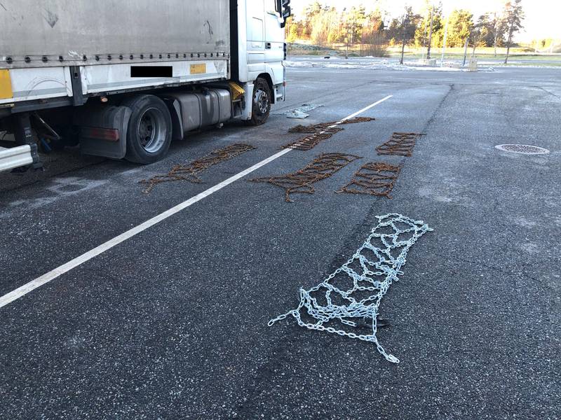 Den tyrkiske vogntogsjåføren på vei over svenskegrensa i Østfold hadde med seg kjettinger, men de var ikke til særlig nytte, slo Statens vegvesen fast.