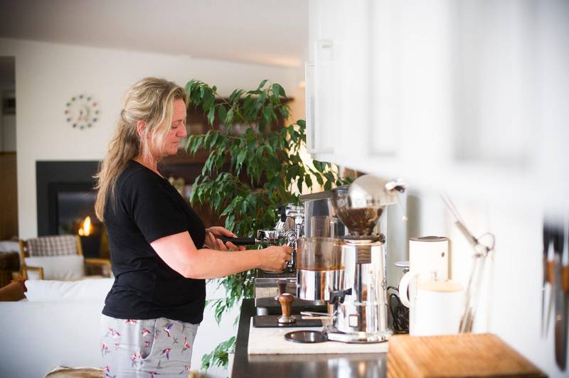Den semiproffe kaffemaskinen står på kjøkkenbenken som en påminner om hverdagen Randi Helen Årrestad hadde med mannen sin Kjetil. Selv nøyer hun seg med å tilberede kaffe på øyemål. Han var langt mer nøyaktig.