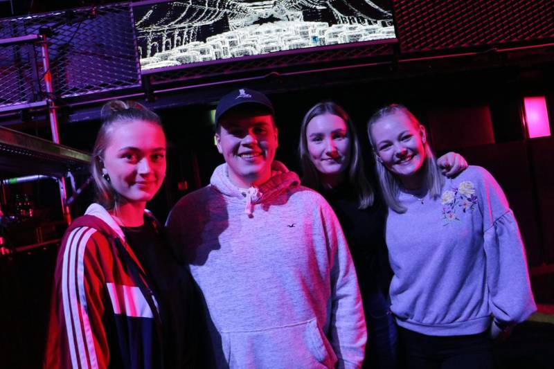 Lina Kvia (18), Eirik Fuglestad (18), Anne Klaussen Line (19) og Sofie Gausel (18) hadde reist fra Nærbø og Sandnes for å se Karpe i konserthuset.