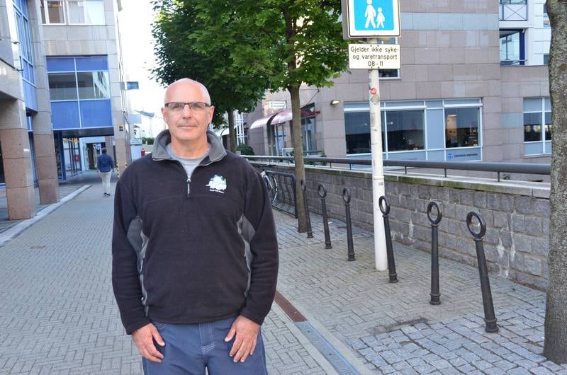 Elsykkelen til 35.000 kroner ble stjålet fra dette sykkelstativet i St. Olavs gate ettermiddagen 5. august. Han sto parkert 25 minutter. Hva er poenget med sykkelsatsing i Stavanger når sykler blir stjålet "hele tiden", spør canadieren som har bodd i Stavanger i snart ti år.