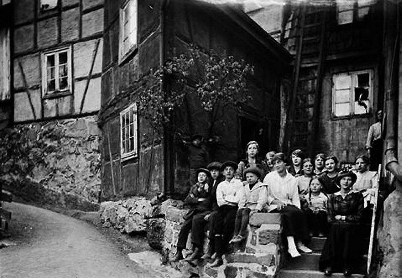 HAMMERSBORG TORG 5B CIRKA 1915: Folk bodde trangt på gamle Hammersborg. Christianias første leiekaserne for arbeidere. 