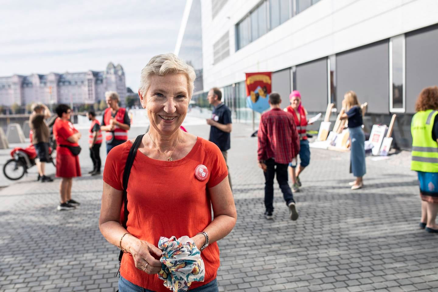 Peggy Hessen Følsvik med streikende kulturarbeidere. Streik blandt Kulturarbeiderne i Oslo. Her ved Operaen.