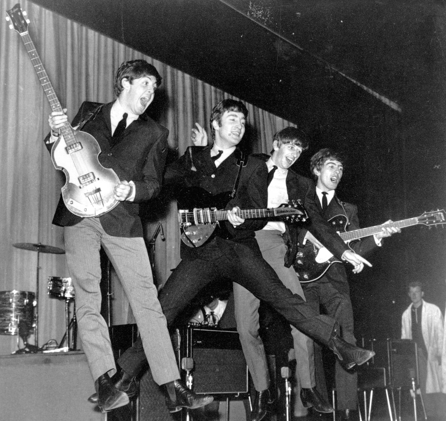 The Beatles før deres opptreden på den kongelige varietéen i London i 1963. Et av årets høydepunkter, ifølge deres julehilsen til fanklubben samme år. Foto: NTB SCANPIX