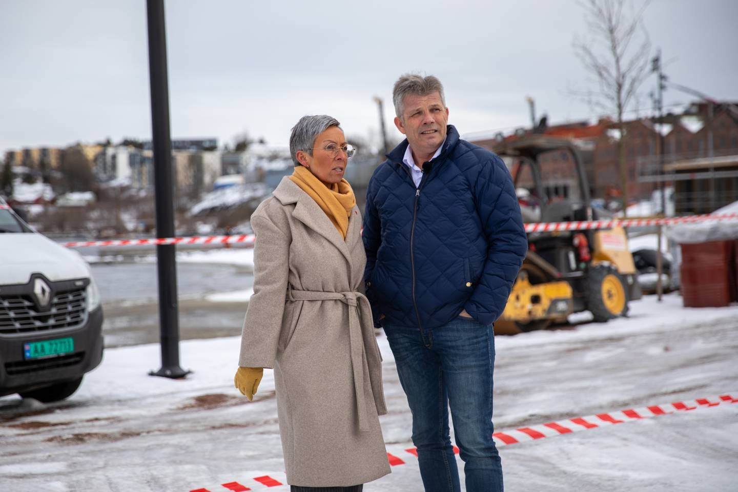Fisheries and Oceans Minister Bjørnar Skjæran with marsh mayor Hanne Tollerud inspecting the spill on Tuesday.