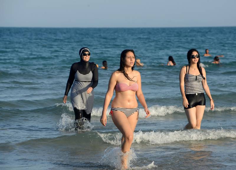 Forbudet mot burkini i enkelte franske byer har vekket bred debatt verden over. Her er tunisiske kvinner på stranda utenfor Tunis, der kvinner bader både i bikini og burkini.