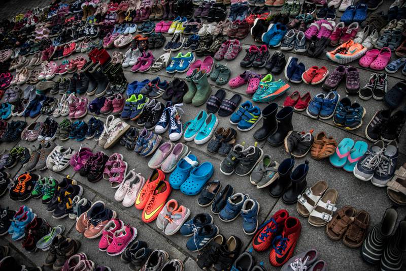 – Skoene representerer barn som ikke får oppfylt menneskerettighetene sine daglig, fordi de bor i en leir hvor grunnleggende behov ikke dekkes, forteller Janne Heltberg, skuespiller og medlem av Ressursgruppa.