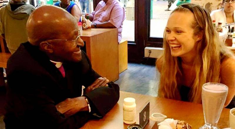 KAFFE MED TUTU: Dahlback møtte fredsprisvinner Desmond Tutu etter at han hadde holdt en av sine siste gudstjenester i Cape Town.