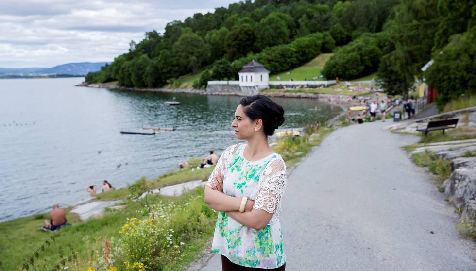 Aisha Naz Bhatti, førstekandidat for Oslo Sp, pleier å rømme til Hvervenbukta når hverdagen blir for hektisk. – Jeg liker best når det er rolig og stille og man bare kan høre på vannet, sier hun. FOTO: Fredrik Bjerknes