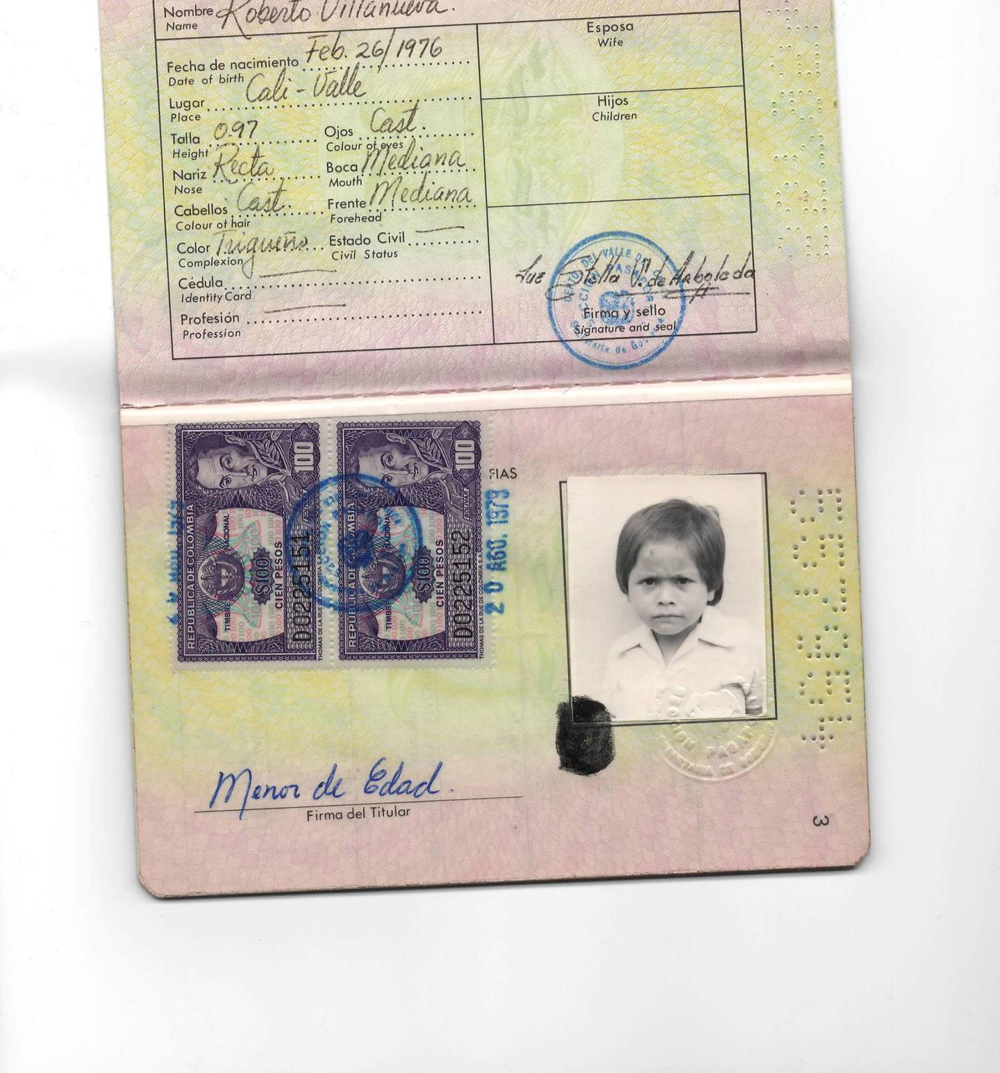 Robertos falske pass. Det står at han er født i 1976, men egentlig var han født i 1974.