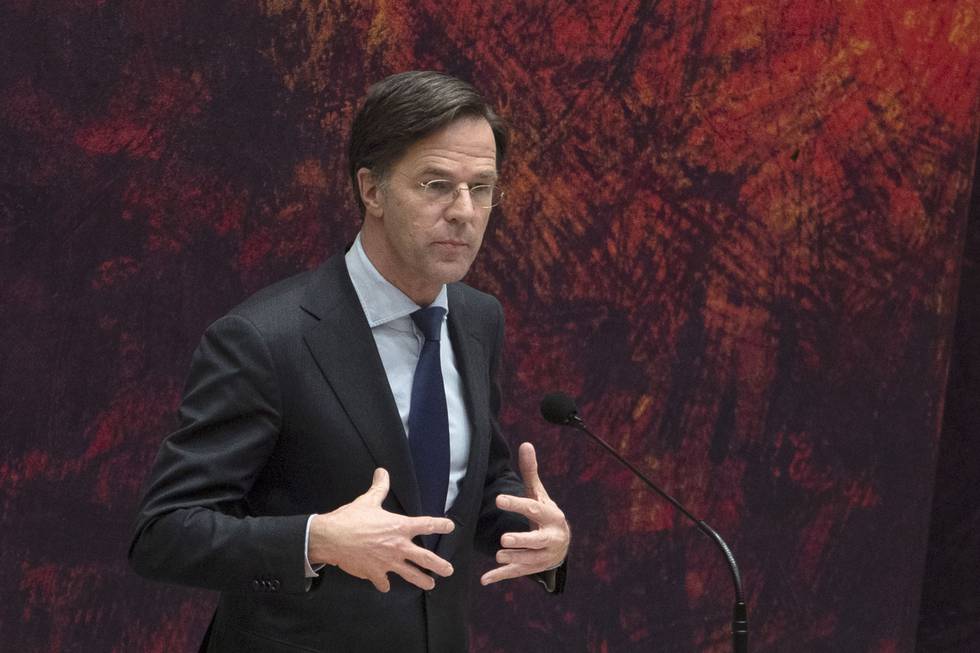 Nederlands statsminister Mark Rutte likte dårlig at en av regjeringens statssekretærer kritiserte myndighetenes påbud om vaksinepass. Foto: Peter Dejong / AP / NTB