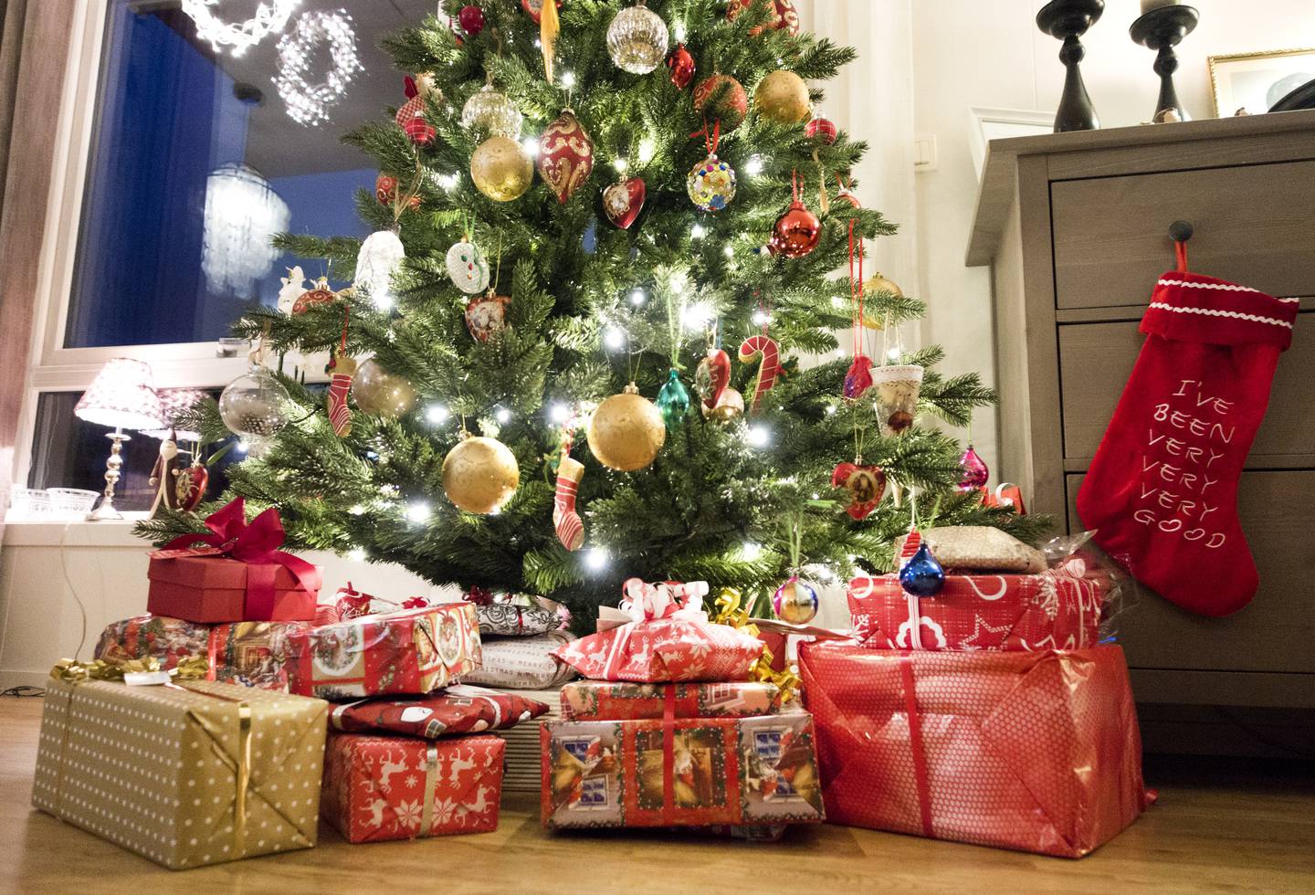 Nesten éin av tre foreldre er bekymra for at dei ikkje kan gi julegåver til barna i år, ifølgje ei undersøking. Foto: Gorm Kallestad / NTB/ NPK