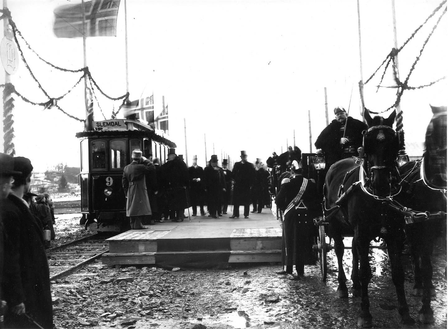 Holmenkollbanens vogn nummer 9 er klar til avgang på Majorstuen stasjon februar 1898. Kong Oscar er klar for å prøvekjøre banen til Slemdal.