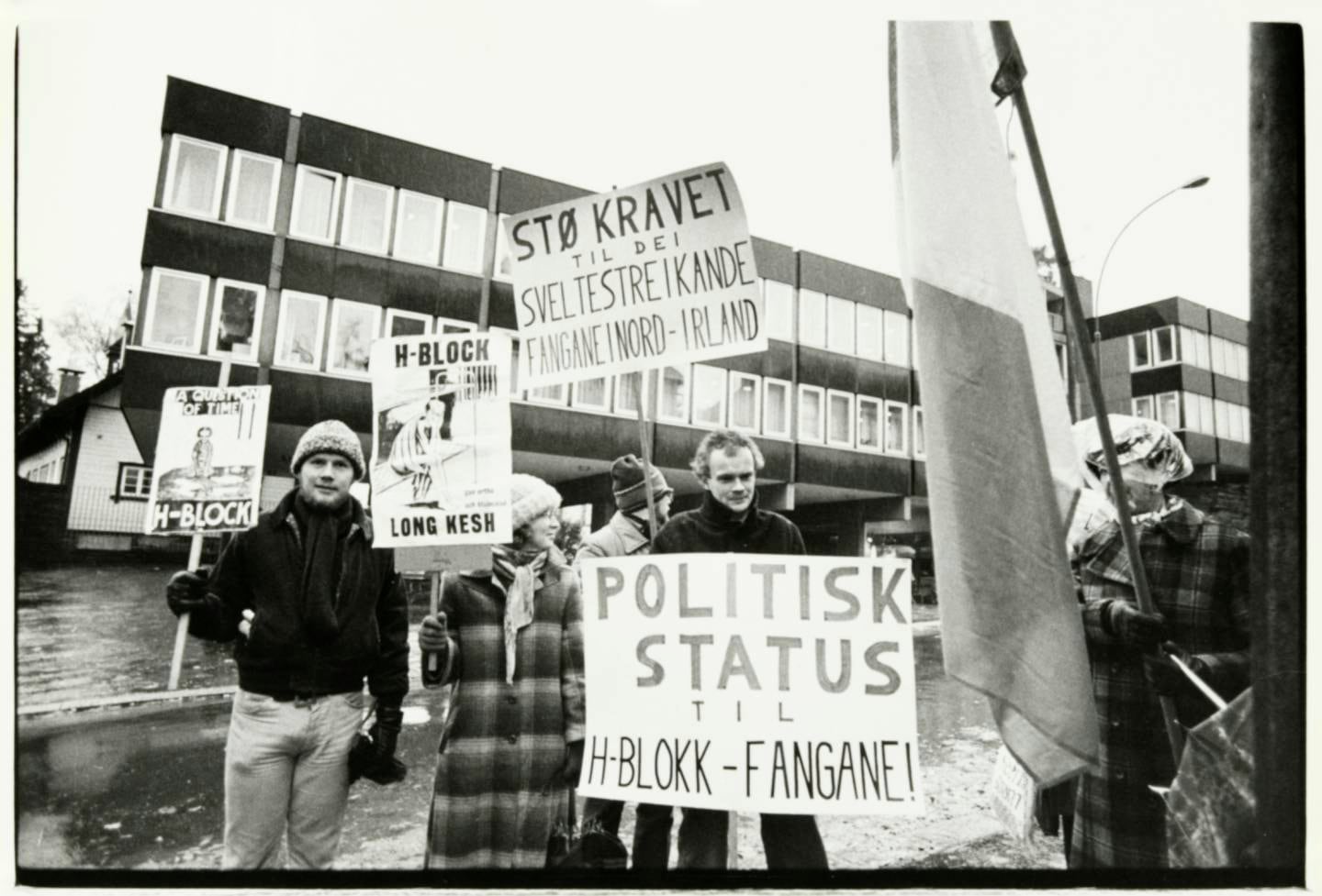 Demonstranter fra H-blokkaksjonen, Irlandsfronten og Irlandskomiteen med plakater til støtte for de sultestreikende nord-irske fangenes krav om politisk status.