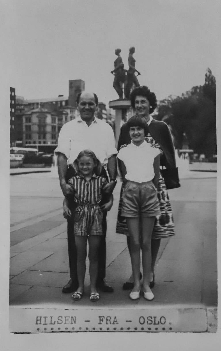 Mor, far, lillesøster Siri og storesøster Sissel fanget av en gatefotograf i 1963.