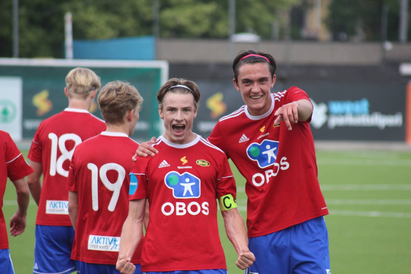 Karl Aspevoll Omdahl (til venstre) jubler sammen med Noah Cristiano Fjellestad Sveen, etter 2-2-scoringen like før pause, hjemme  mot Sandviken lørdag.