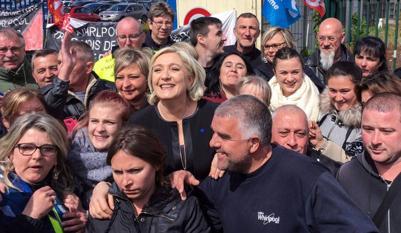 Marine Le Pen var onsdag på overraskelsesbesøk hos arbeiderne ved fabrikken Whirlpool i Amiens, som trues av nedleggelse. Le Pen «kuppet» sentrumskandidaten Emmanuel Macrons besøk ved fabrikken samme dag. Le Pen kom med valgløfte om å sikre arbeidsplassene.