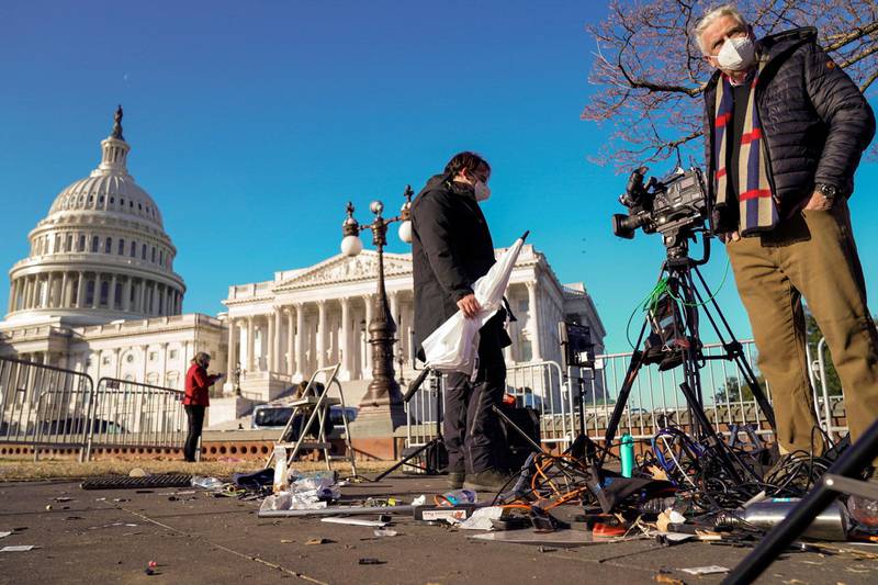 Pressefolk ser over utstyret sitt, dagen etter at det ble ødelagt av Trump-tilhengere - før  stormet Kongressen i Washington.
Foto: Erin Scott/Reuters/NTB