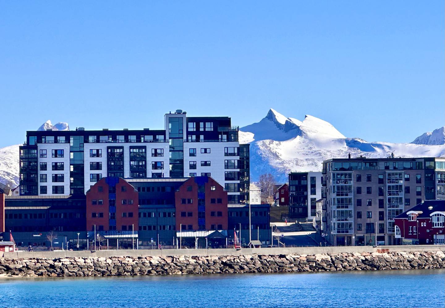 Snødekte fjell ruver i bakgrunnen i Bodø.