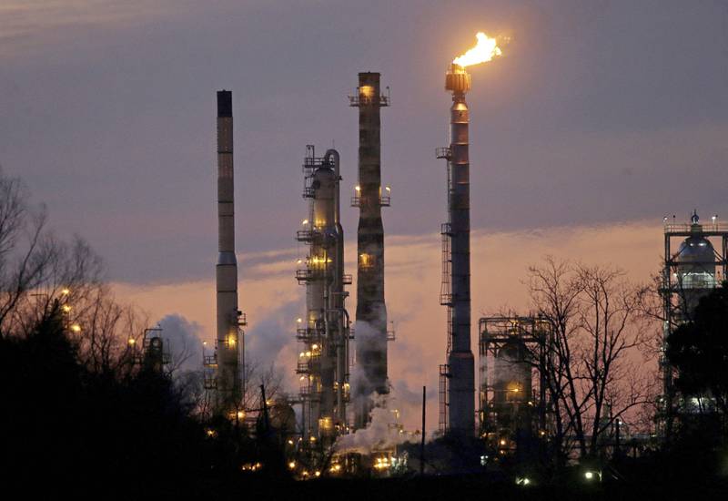 Oljeprisen har de siste dagene ligget under 30 dollar fatet, det var det få som trodde for ett år siden. Det rammer oljeproduserende land hardt, som dette Exxon Mobil oljefeltet i St. Bernard Parish i Louisiana. FOTO: GERALD HERBERT/ NTB SCANPIX
