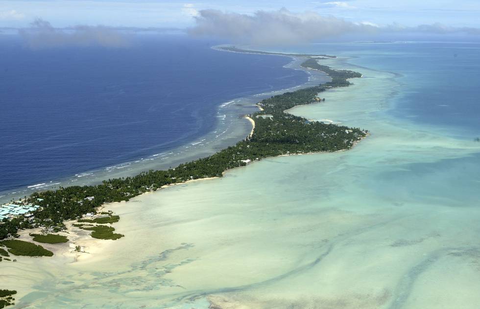 Øyastaten Kiribati sett fra luften. Kiribati er en av flere land i Stillehavet som har unngått utbrudd av koronaviruset, men som nå har fått kraftig smitteøkning etter omikronvarianten har kommet til landet.