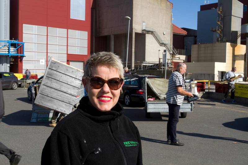 FLEKSIBEL OVERGANG: – Vi kommer ikke til å bli helt «nådeløse» hvis en kunde skulle komme med en svart søppelsekk til mottaket, sier gjenvinningsoperatør Jeanette Nyhus.