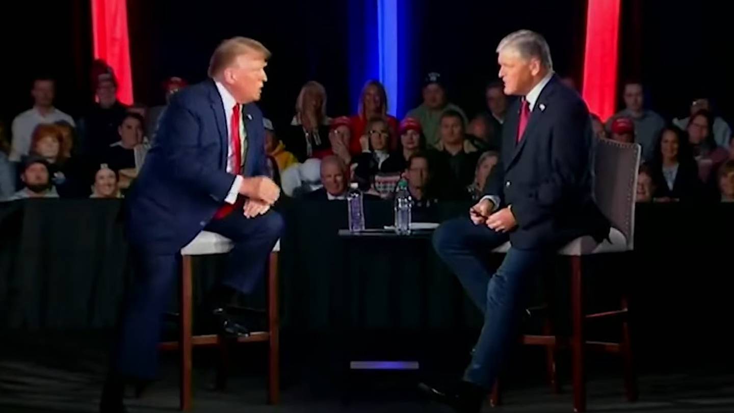 Donald Trump og Sean Hannity under arrangementet i Iowa.