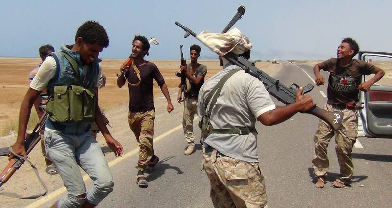 Opprørere som støtter koalisjonen ledet av Saudi-Arabia danser og feirer at de har tatt tilbake kontrollen over områder fra Houthi-militsen. FOTO: NABIL HASSAN/NTB SCANPIX