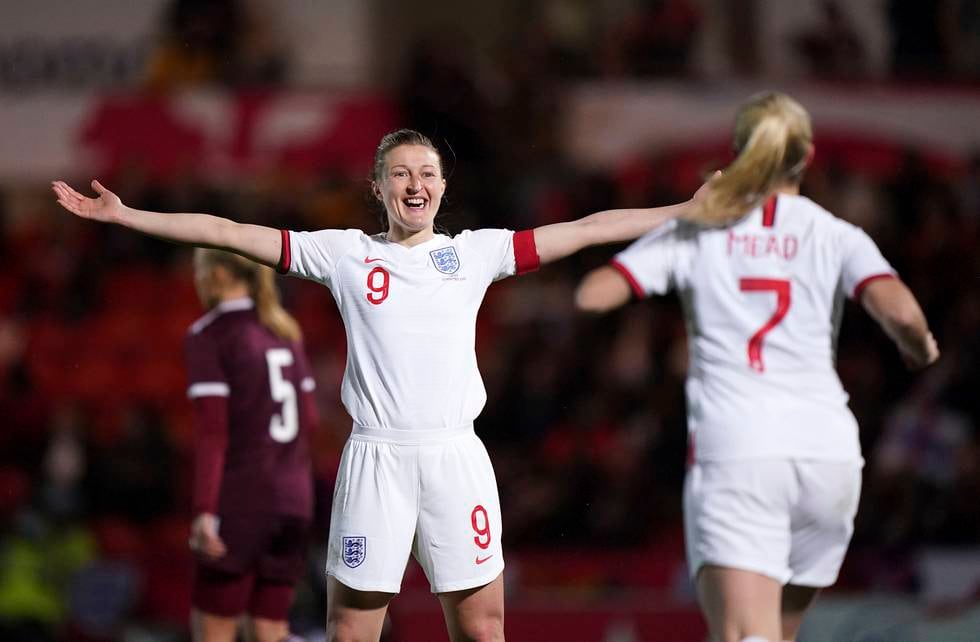 Ellen White jubler for ett av sine tre mål i Englands 20-0-seier, som også gjør henne til mestscorende noensinne. Også Beth Mead, som kommer løpende til, scoret hattrick.