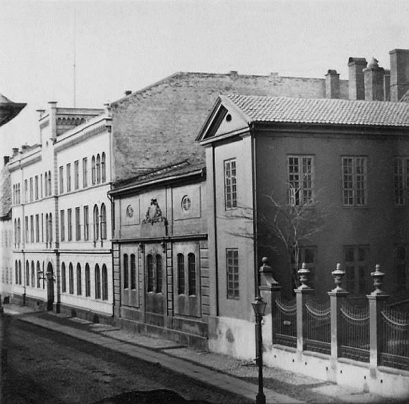 HOTEL DU NORD (1890–95): lå i Dronningens gate 13, vegg i vegg med den gamle Krigsskolen. Riksantikvaren holder til i bygningen nå. FOTO: UKJENT PERSON/OSLO MUSEUM