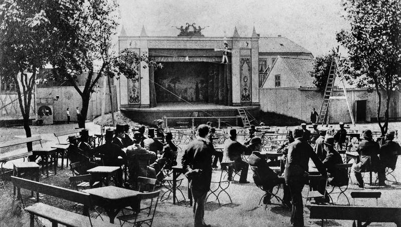 Christiania Tivoli og friluftscenen i 1878. Hvis man ser godt etter, kan man se at publikum bivåner en linedanser.
