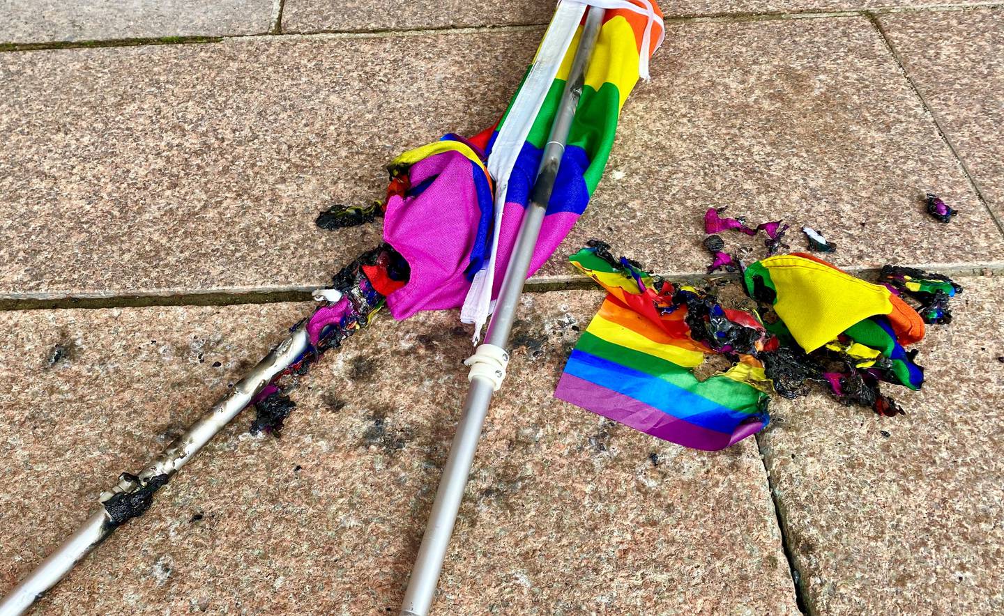 Prideflagg påtent på kirketrappa