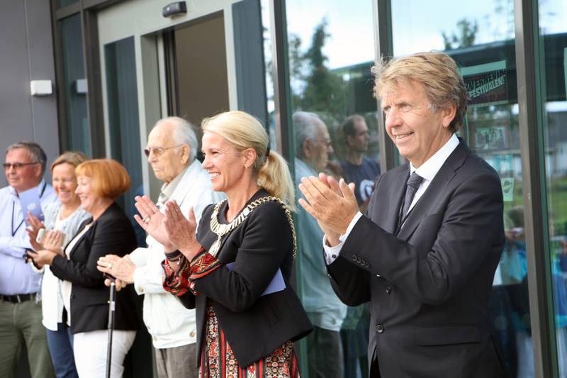 Ordfører Christine Sagen Helgø og leder i kommunalstyret for miljø og utbygging, Per A. Thorbjørnsen, applauderer for Kvernevik Skolekorps. 