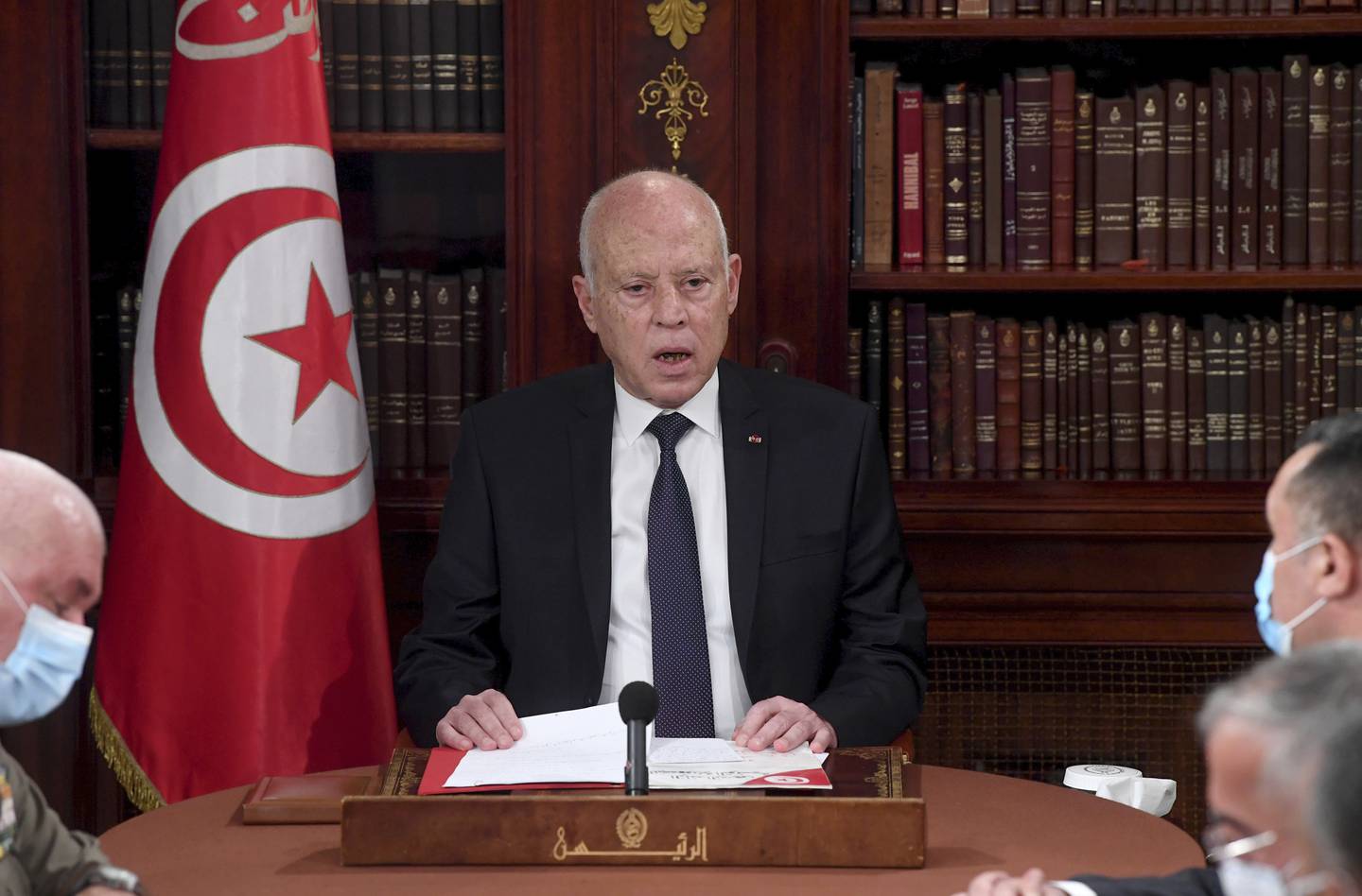 Tunisias president Kais Saied under et møte med hæren og politistyrker søndag. Samme dag avsatte han statsministeren og stengte nasjonalforsamlingen.