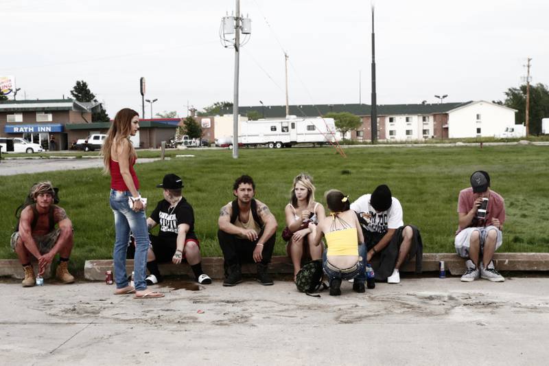 En gruppe sosialt frakjørte ungdommer kjører USA på langs i Andrea Arnolds nye film. FOTO: CANNES