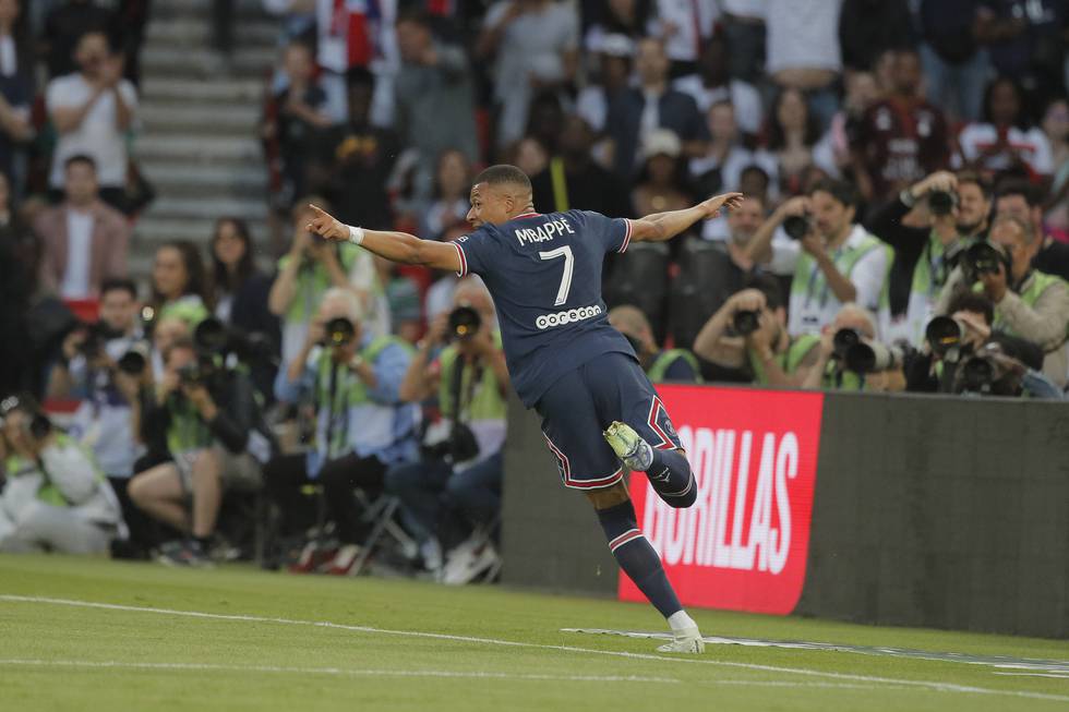 Kylian Mbappé forlenget kontrakten sin med tre år og markerte det med hattrick mot Metz. Foto: Michel Spingler / AP / NTB