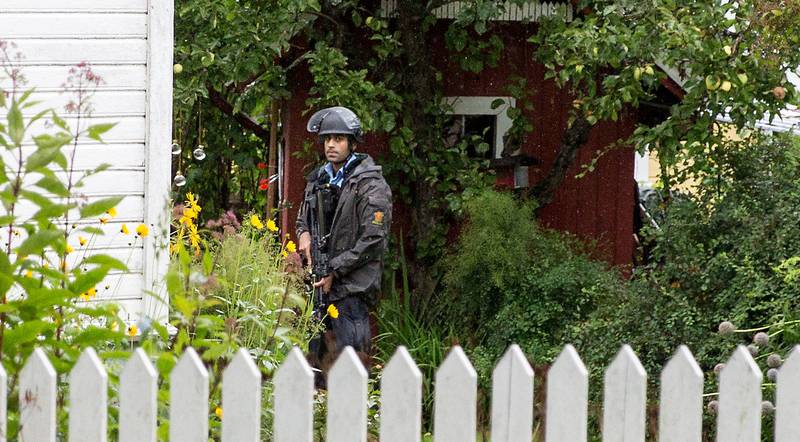 Ifølge politiet skal to personer med våpen ha oppsøkt boligen på Skarmyra. I går ettermiddag hadde ingen blitt pågrepet.