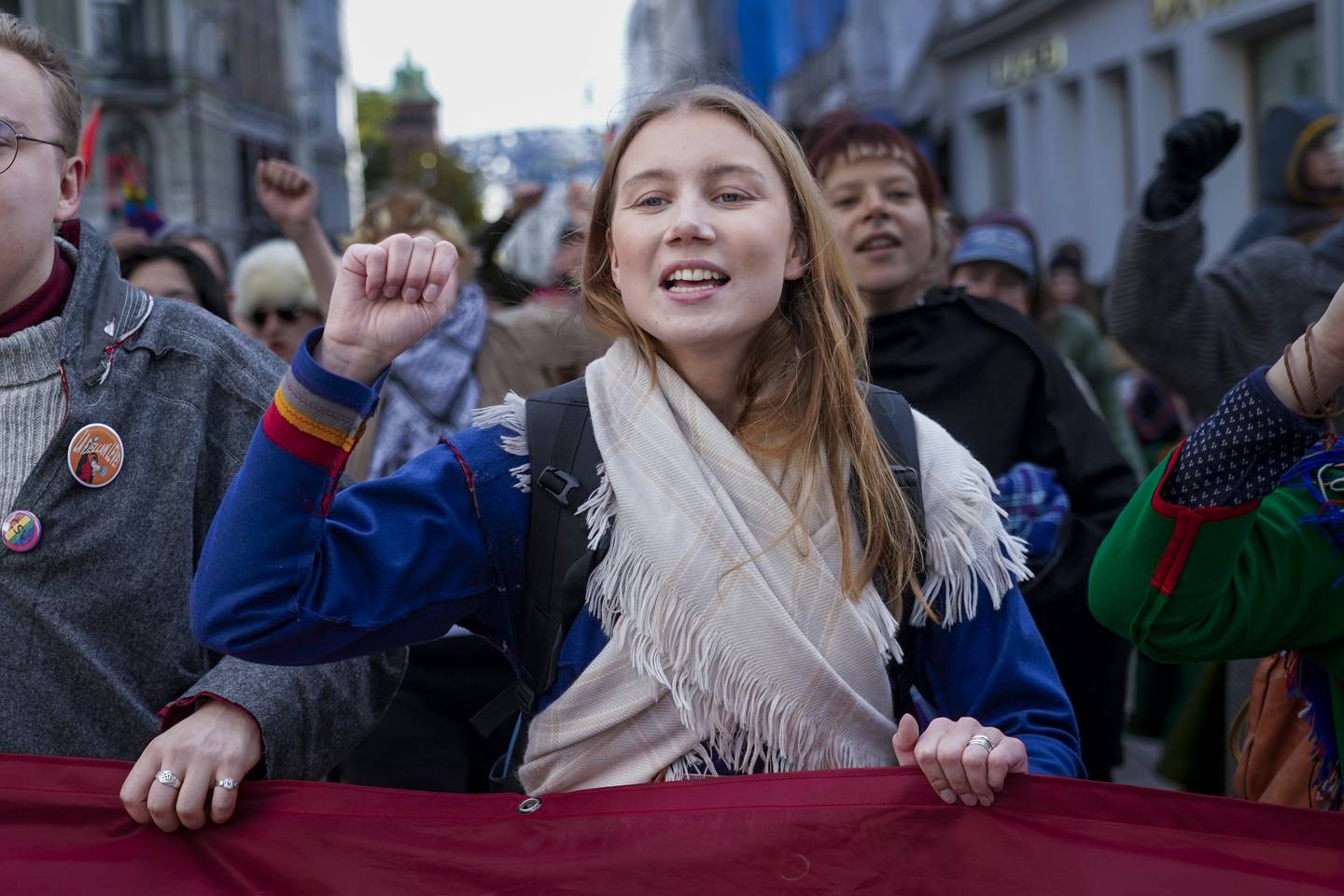 Bildet viser artist og aktivist Ella Marie Hætta Isaksen under en demonstrasjon.