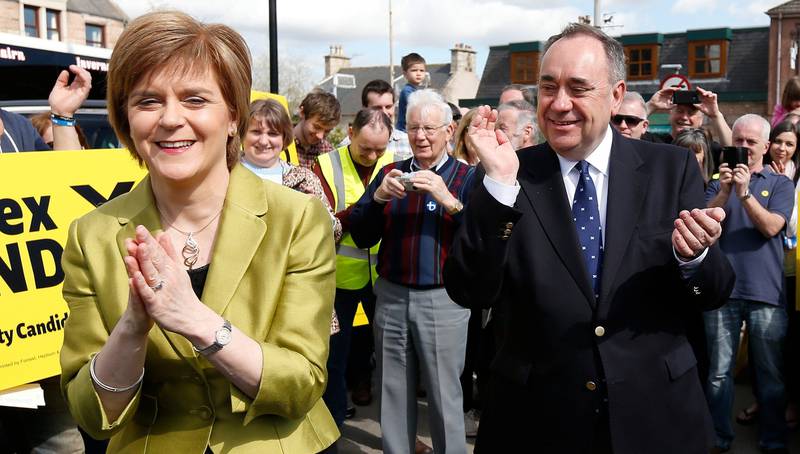 SNP-leder Nicola Sturgeon og eksleder og parlamentskandidat Alex Salmond nyter framgangen om dagen. FOTO: NTB SCANPIX