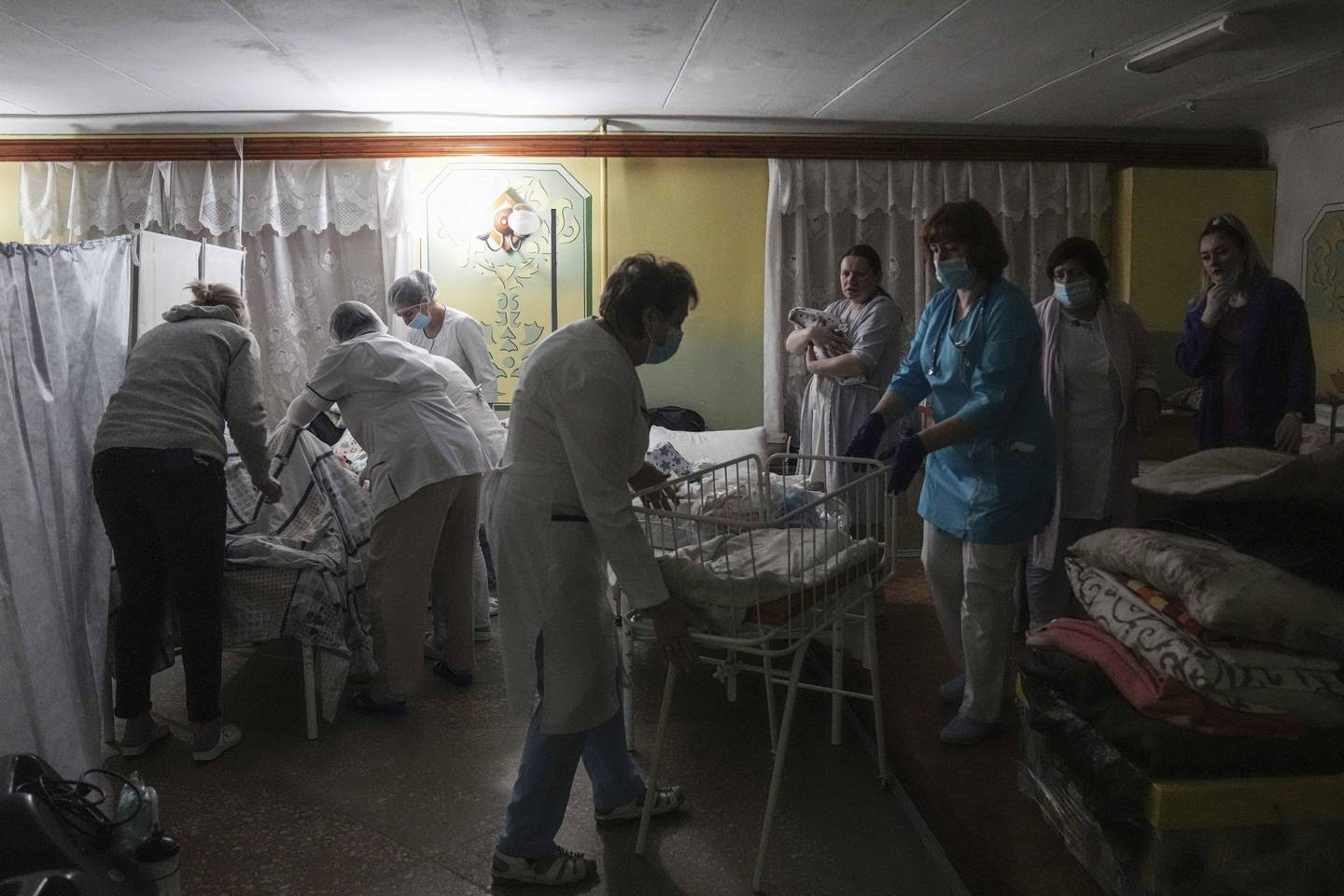 Kvinner som nettopp har født i en kjeller på et sykehus i Mariupol i Ukraina får hjelp av helsepersonell tirsdag.
