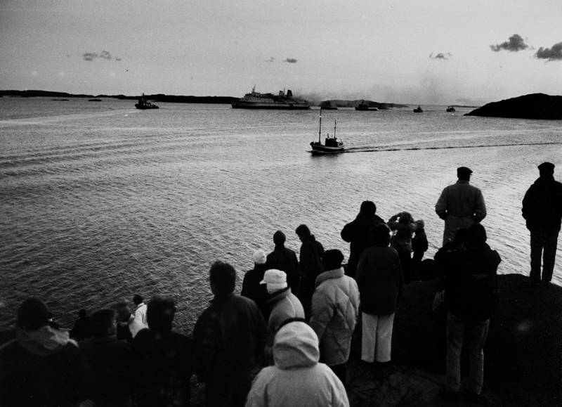 Tidlig om morgenen 7. april 1990 hadde folk i Lysekil møtt fram på svabergene for å se ulykkesbåten  bli slept inn fra Skagerrak.