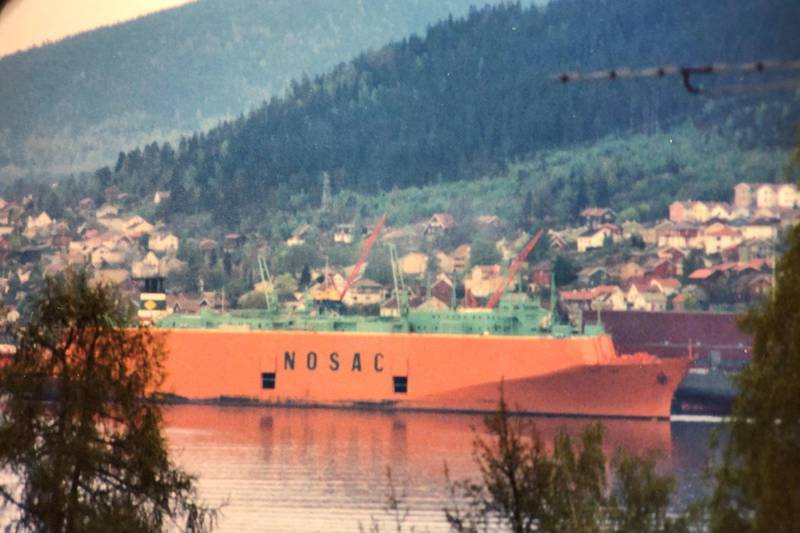 NOSAC: Båten som kom med tusenvis av biler på 70-tallet. Tangen og Åskollen bak. FOTO: A.A. HELGELAND