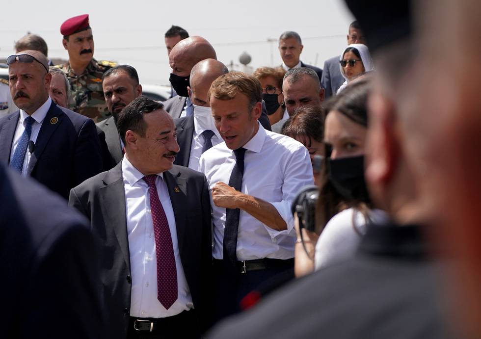 Frankrikes president Emmanuel Macron besøker en moske i Bagdad i Irak i august 2020.