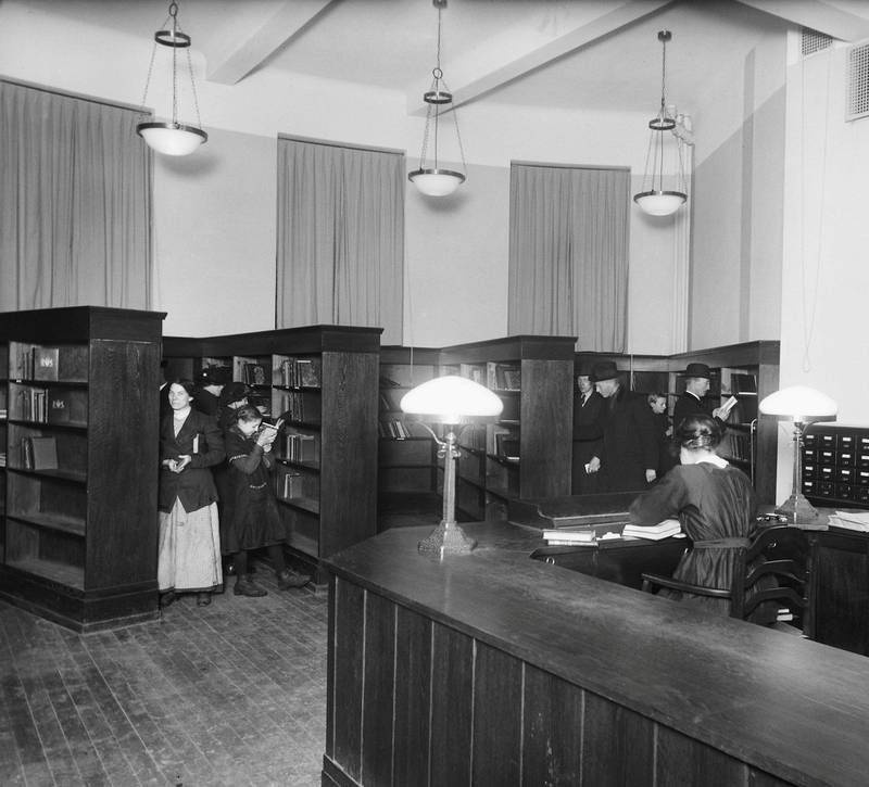 Grünerløkka bibliotek cirka 1925. «De voxnes læsesal er udelukkende viet studier, kun bøger i den alvorlige genre findes i hylderne. (Aftenposten 1914.10.27).