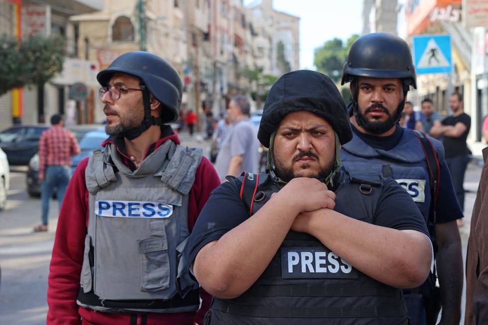 Presse- og ytringsfriheten har dårligst kår i Midtøsten. Her ser palestinske journalister på bygget der internasjonale journalister holdt til i Gaza, som ble bombet i et israelsk flyangrep i mai i år. Al-jazeera og nyhetsbyrået AP var blant dem som holdt til her.