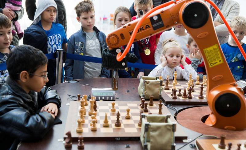 Sjakkroboter, som denne i Russland, har lenge vist seg å være dyktige motstandere i spill mot mennesker. FOTO: BERIT ROALD/NTB SCANPIX