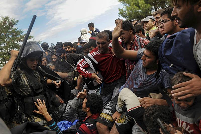 Festning Europa: Flyktningene er blitt møtt med stengte grenser, batonger og tåregass i forsøket på å reise innover i Europa. FOTO: ALEXANDROS AVRAMIDIS/NTB SCANPIX