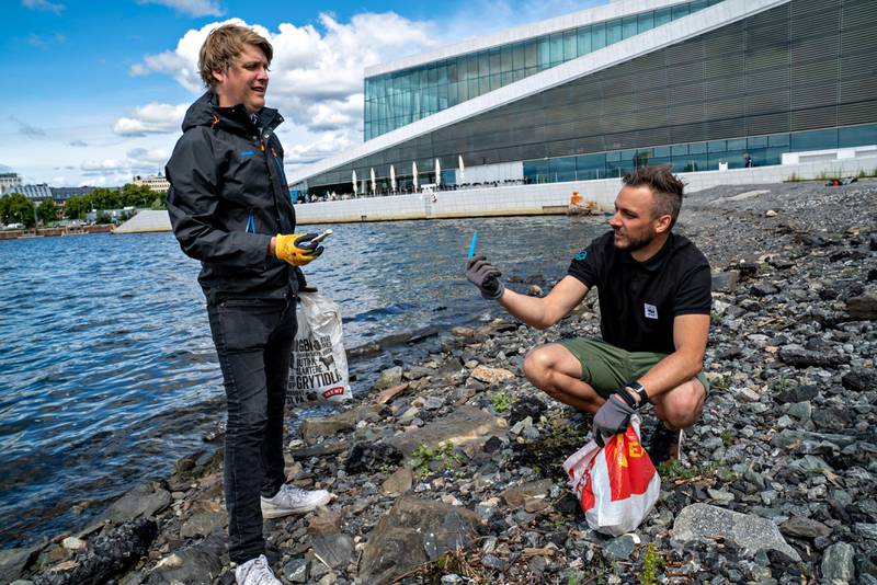 Ingen steder er fredet for plastforsøplingen, heller ikke området ved Operaen i Oslo, konstaterer Aps Åsmund Aukrust (t. v.) og Fredrik Myhre fra WWF Verdens naturfond.